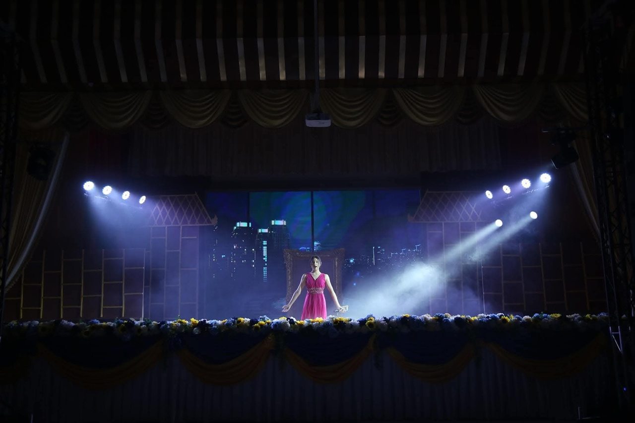 ไฟแสงสีบนเวทีละคร