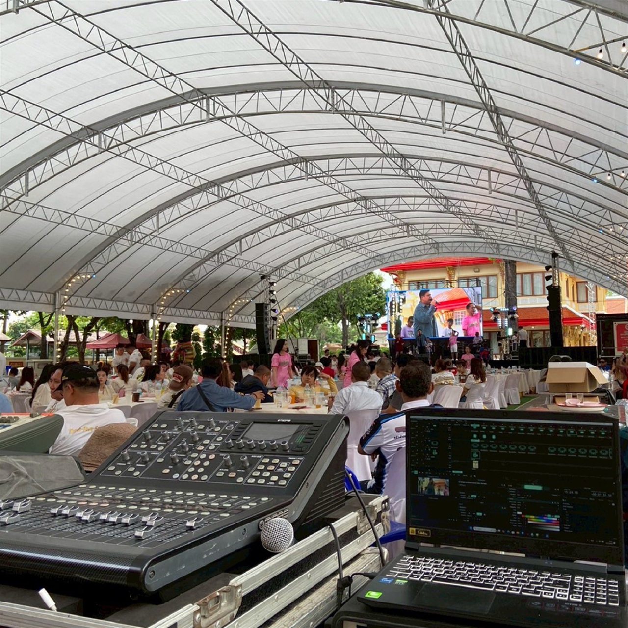 เวทีกลางแจ้งพร้อมหลังคาทรัส